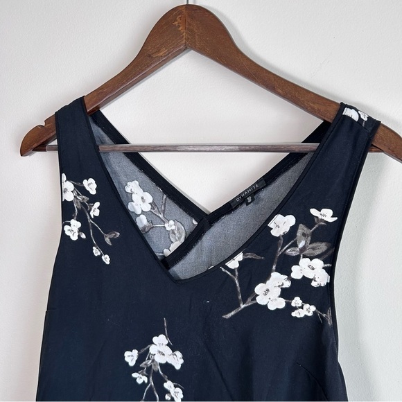 Dynamite Sleeveless Split Back Floral Blouse Black with White Floral Large - Picture 8 of 8